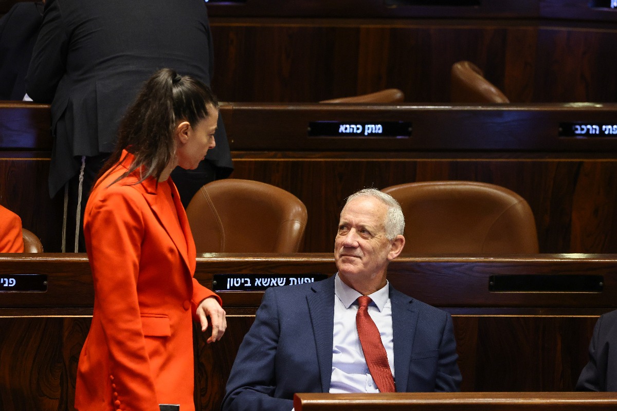 גנץ, קוד לבוש גם על הגברים?