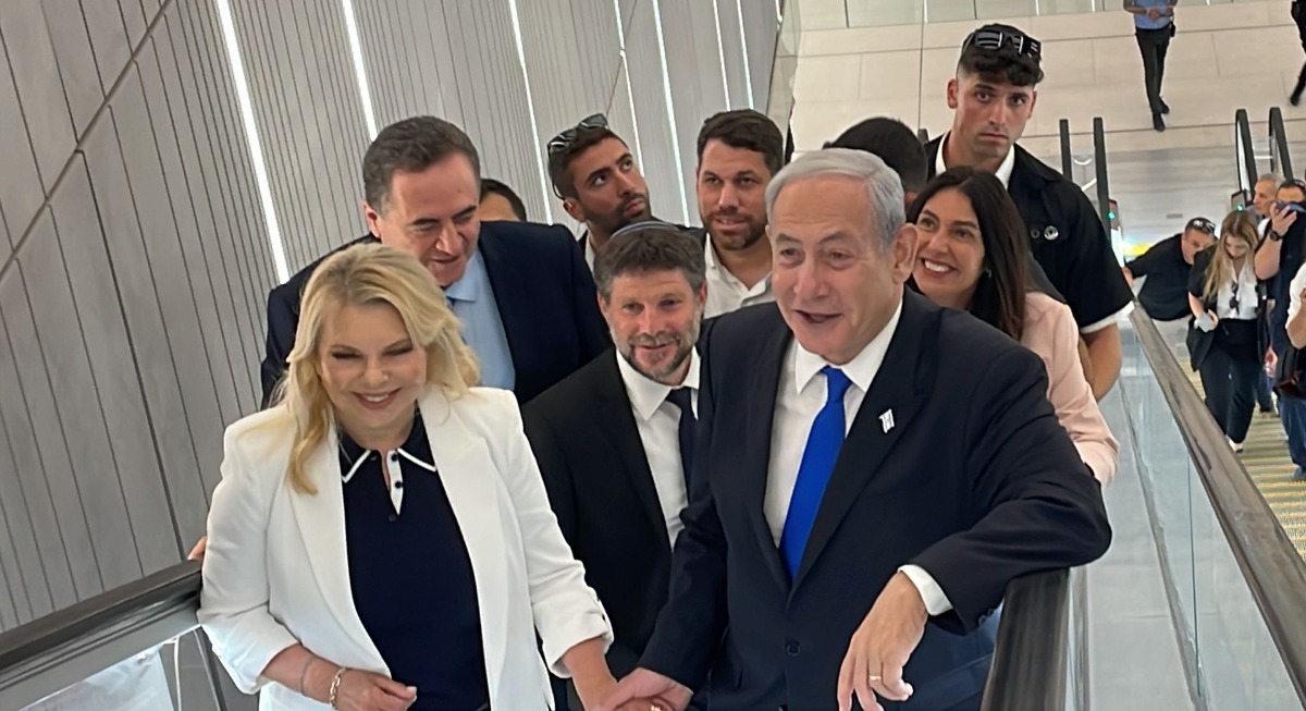 בואי שרה, הולכים: בני הזוג נתניהו ברגע מתוק