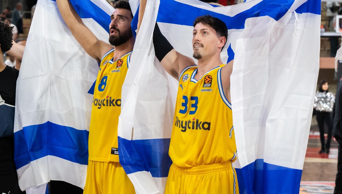 שחקני מכבי תל אביב עטופים בדגל