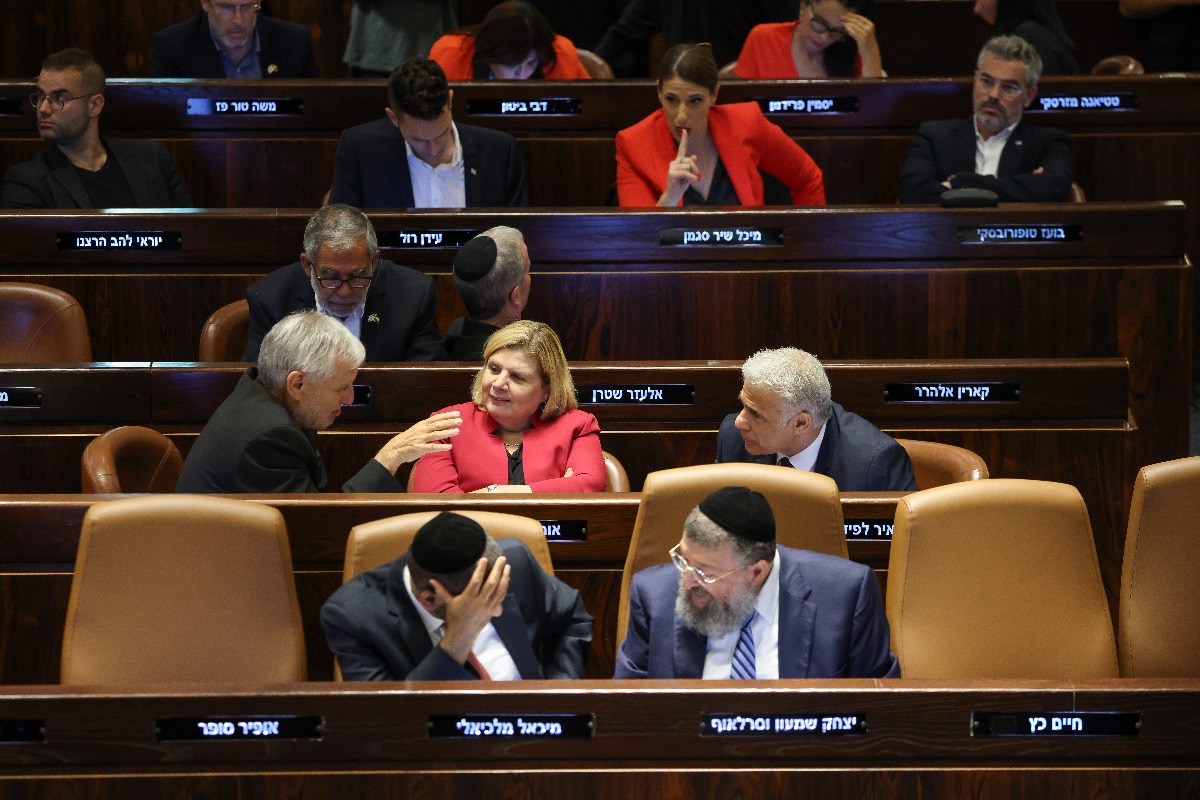 כשושנה בין החוחים, אורנה ברביבאי