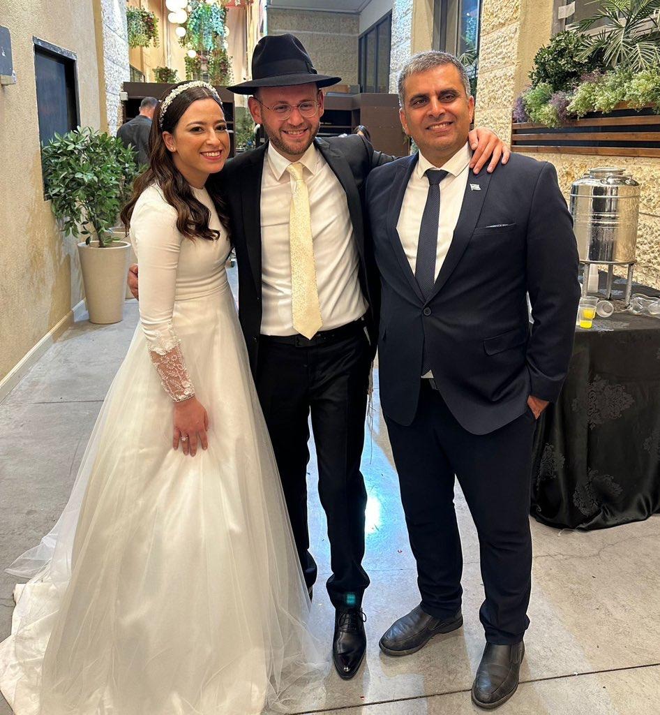 השר בחתונת היועצת שלו 