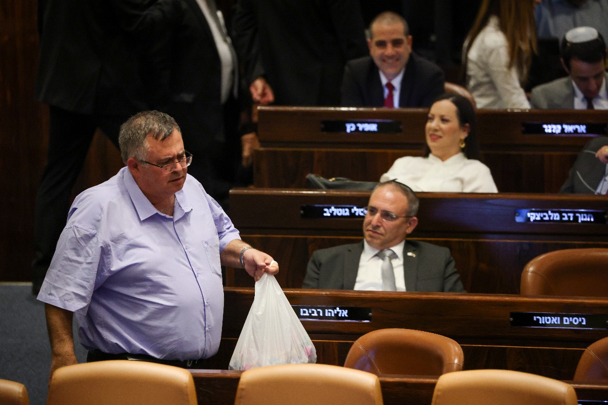 דוד ביטן עם שקית הממתקים המסורתית