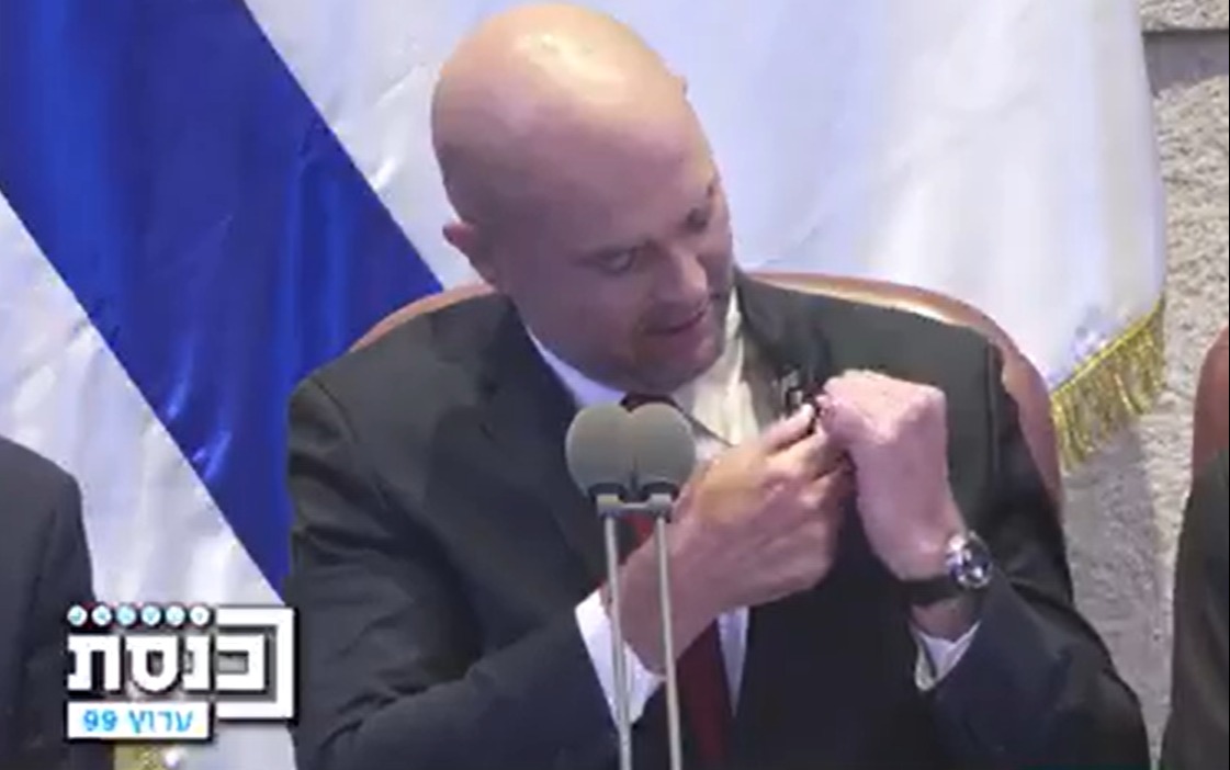אוחנה מסיר את סיכת החטופים