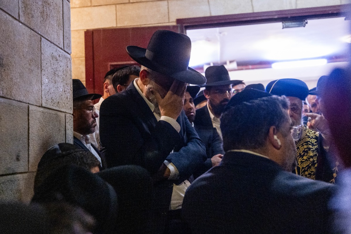 אריה דרעי בלווית אחיו, הרב יהודה דרעי