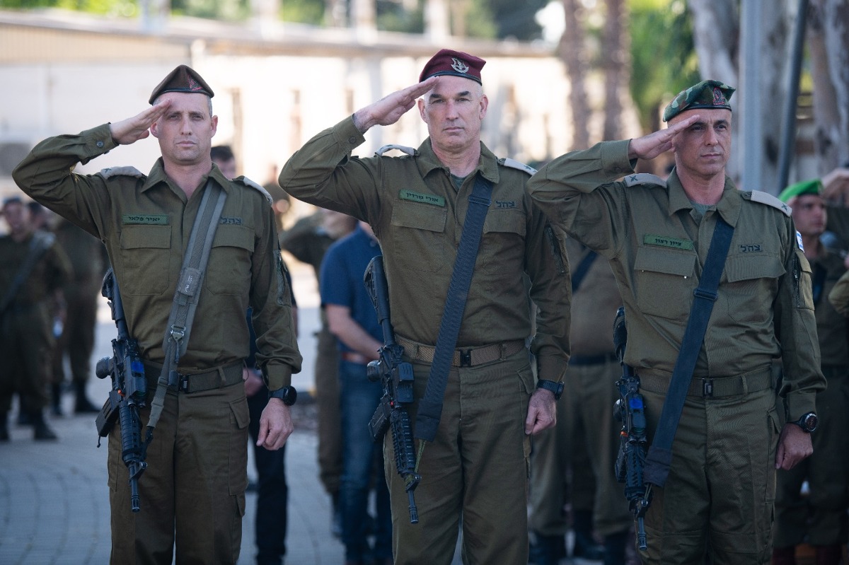 האלוף גורדין עם המפקד היוצא והנכנס