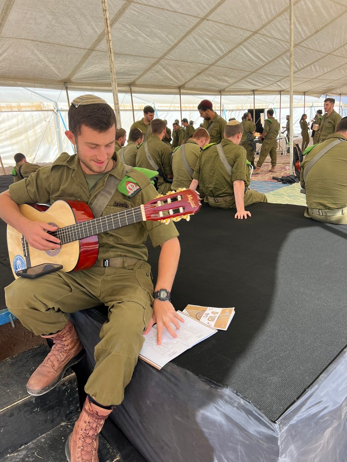 הגיטרות שחולקו ללוחמים