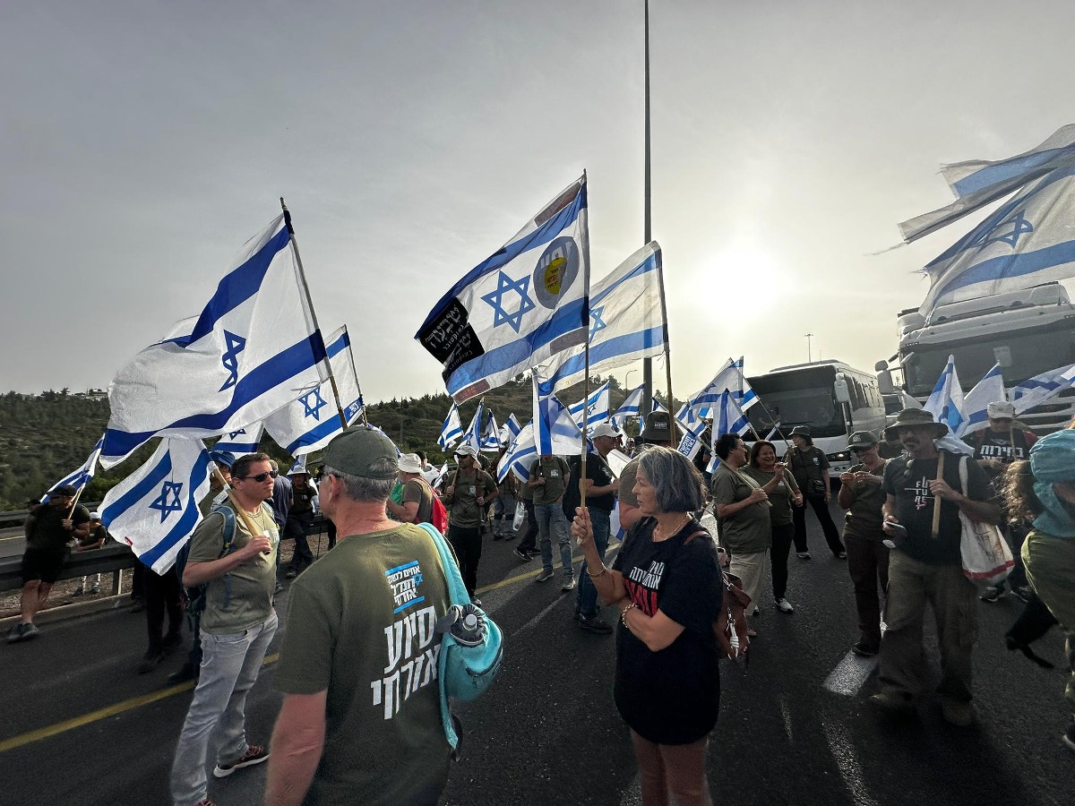 ההפגנה, הבוקר