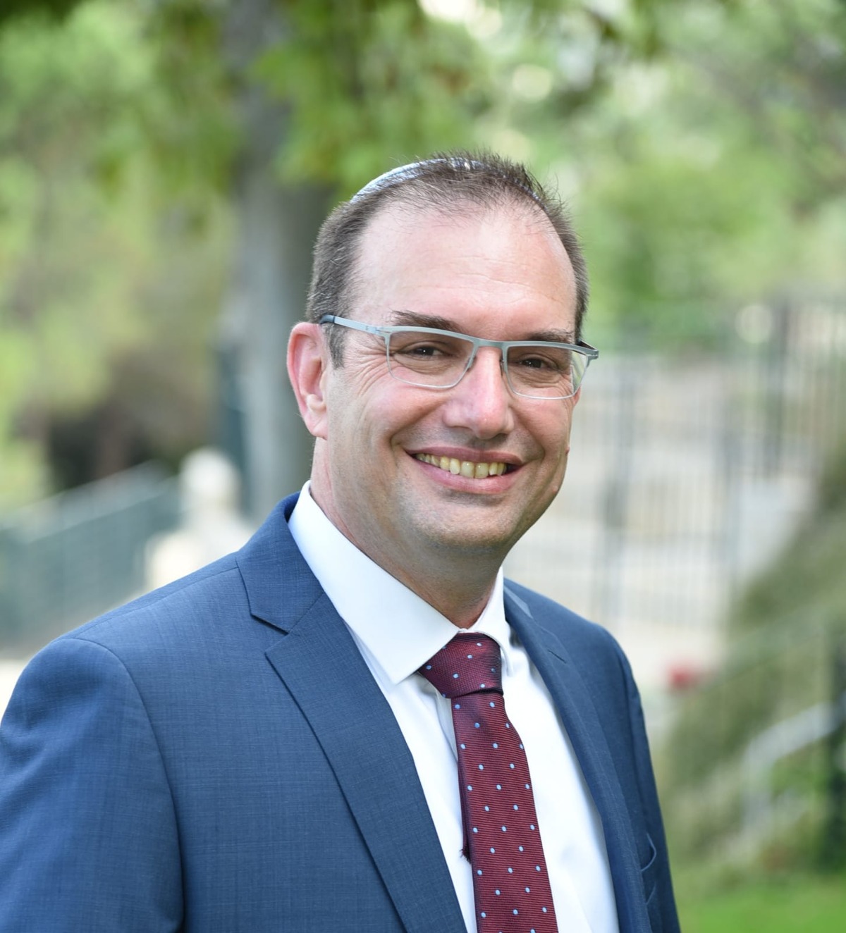הוד בצר, נדל"ן ופוליטיקה לסירוגין