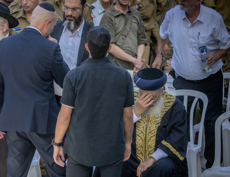 הרב עמאר מכסה את פניו