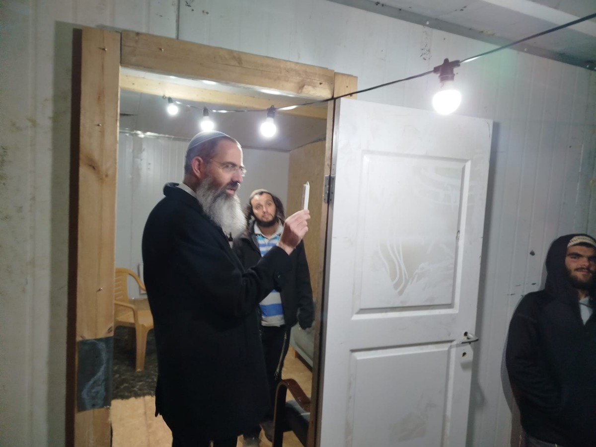 הרב שוורץ בגבעה