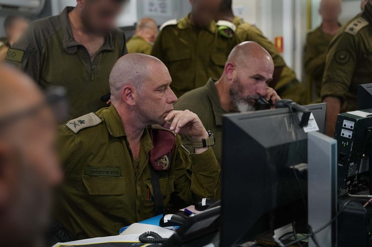 חדר המבצעים של אוגדה 98 יחד עם מפקד פיקוד הדרום ומפקד האוגדה