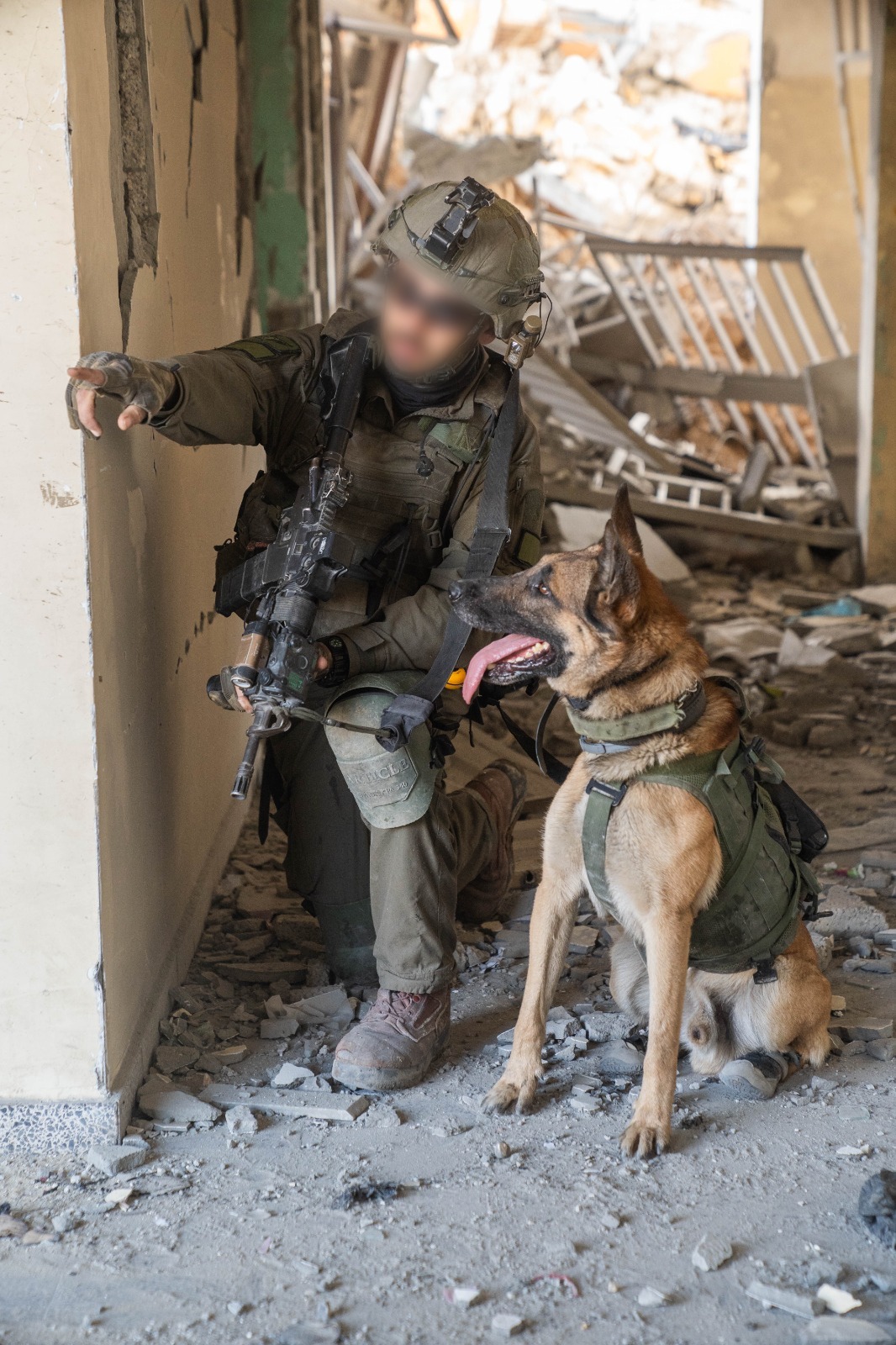 חייל צה"ל ברצועה