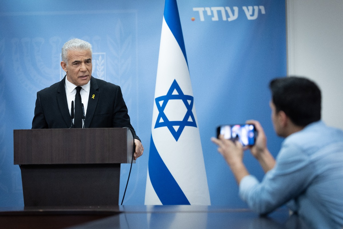 לפיד, פונה לנשי המפלגה.