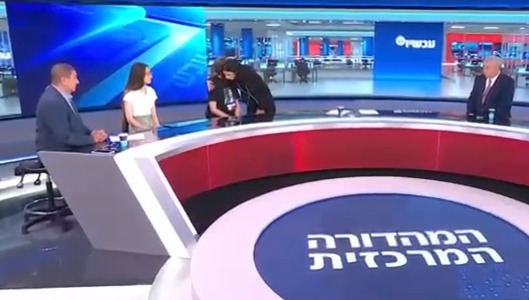 מגי טביבי ניגשת לאמה של החטופה קרינה ארייב