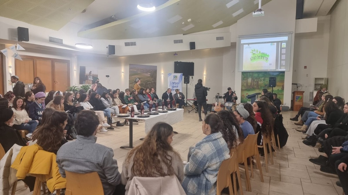 סדר טו בשבט לסטודנטים עם משפחות החטופים.