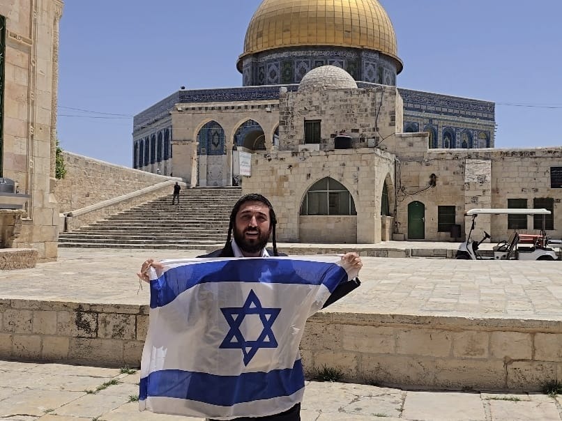 סוכות והדגל בהר הבית