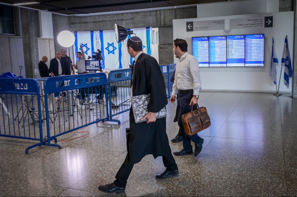 עורכי הדין והפרקליטים מגיעים לבית המשפט