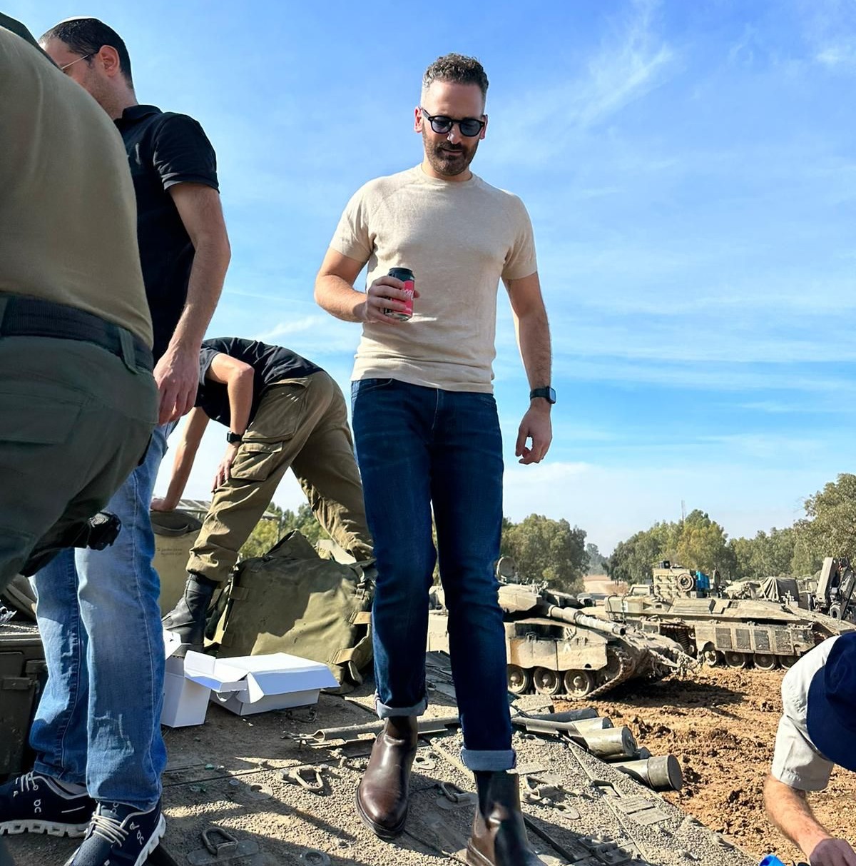ערן אפרת ואחד הטנקים שצויידו במצלמות