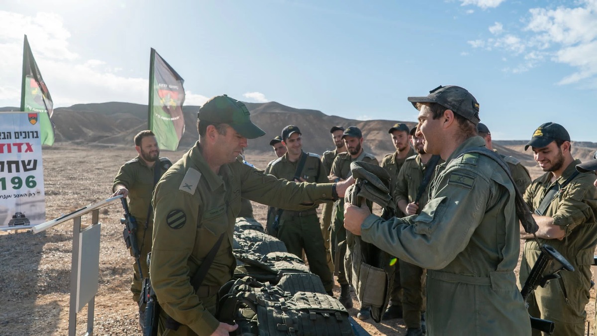 קצין שריון מעניק את הווסט למסיימי קורס קצינים