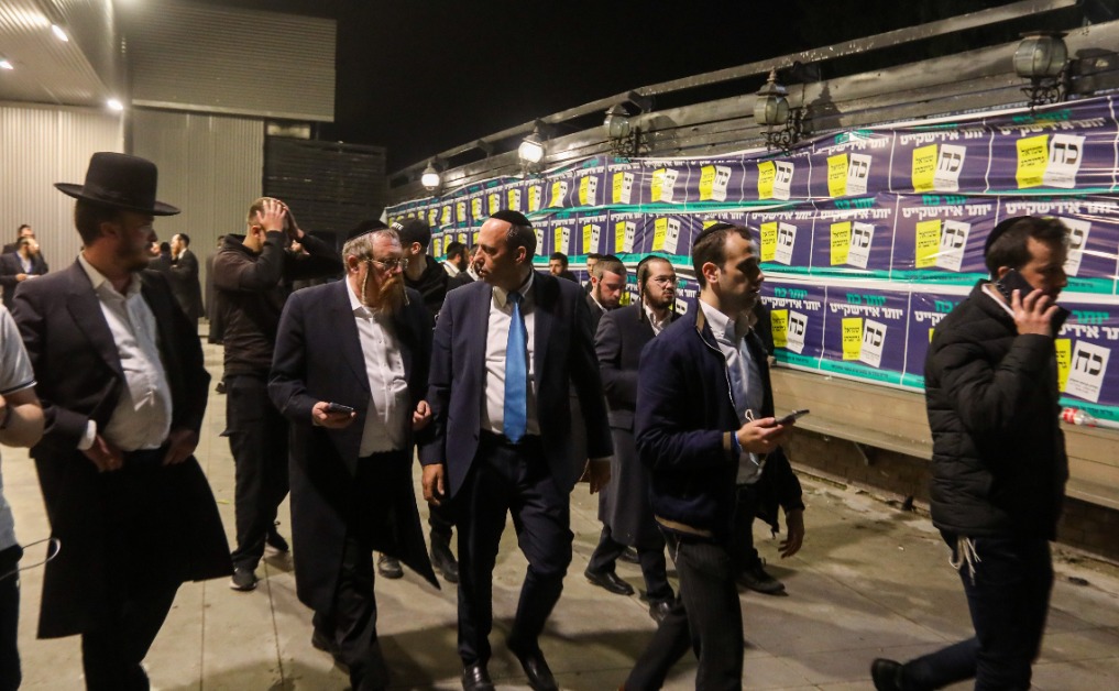 שמואל גרינברג (במרכז), חתם עם ש"ס.