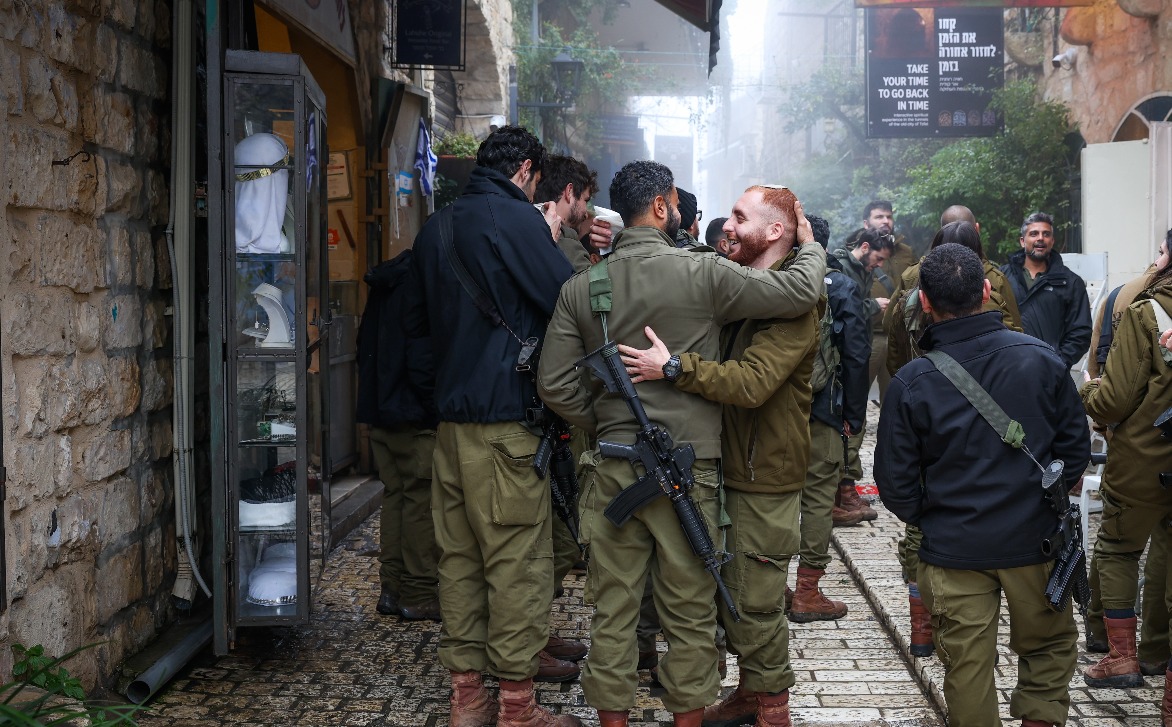 שנחזור ללחוץ ידיים?
