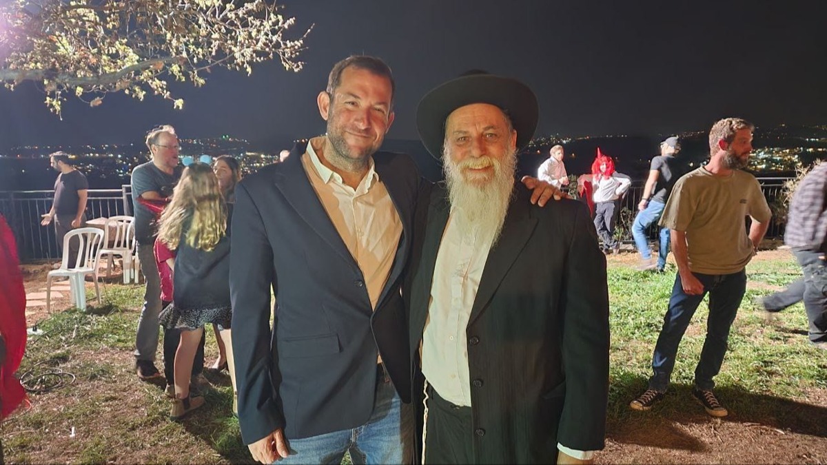 יוסי דגן עם השחקן רני בלייר על סט הצילומיםם