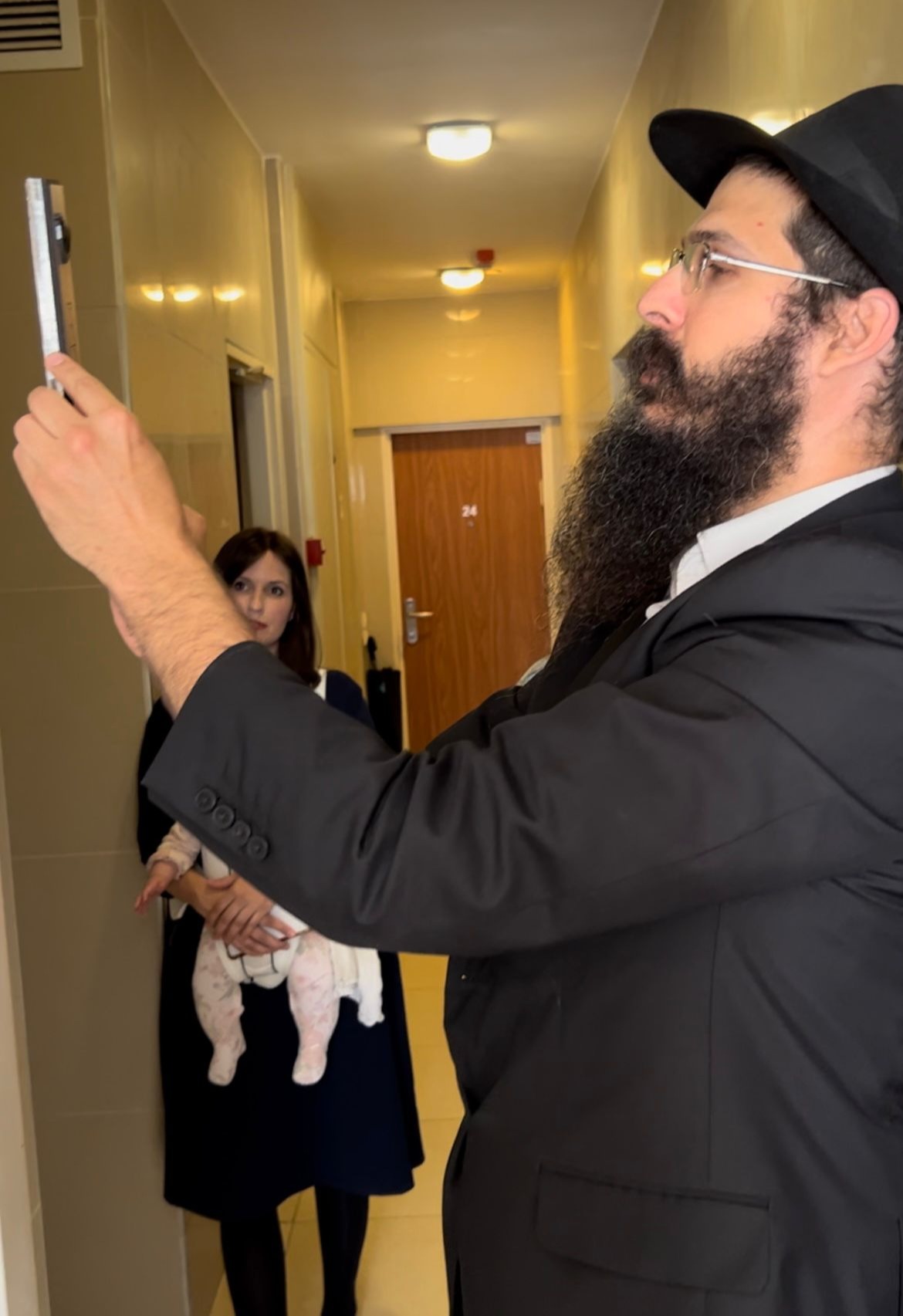 הרב עדי אלפנט קובע מזוזה