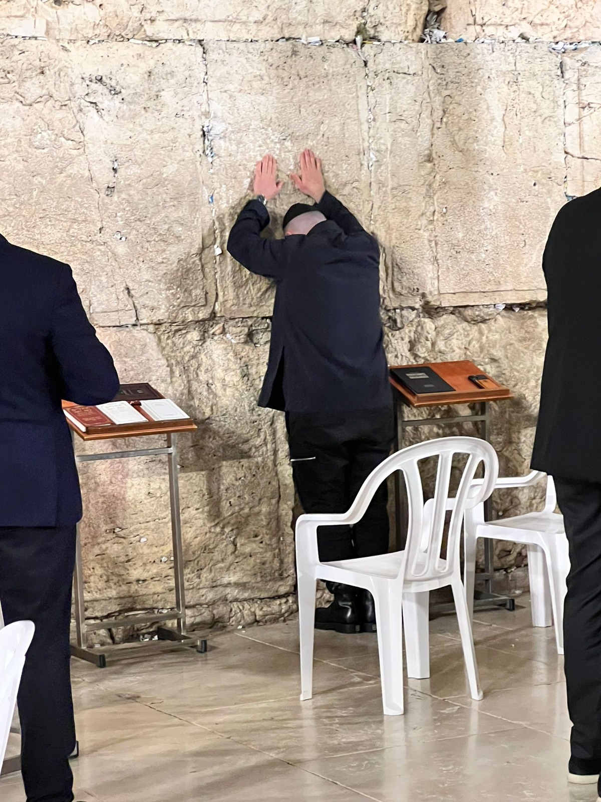 עומר אדם מתפלל בכותל