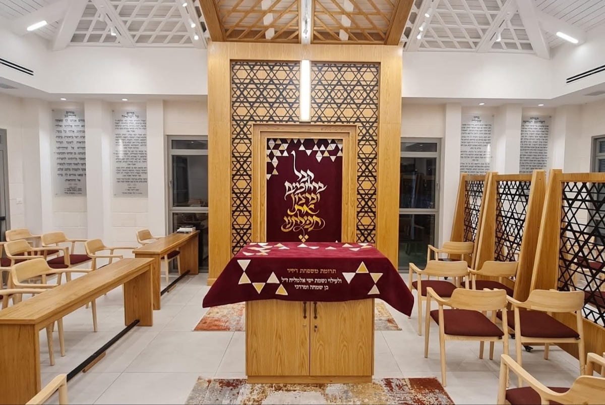 בית כנסת מושב רמות השבים, עזרת הנשים במפלס התחתון | תכנון: ריקי גרוזמן