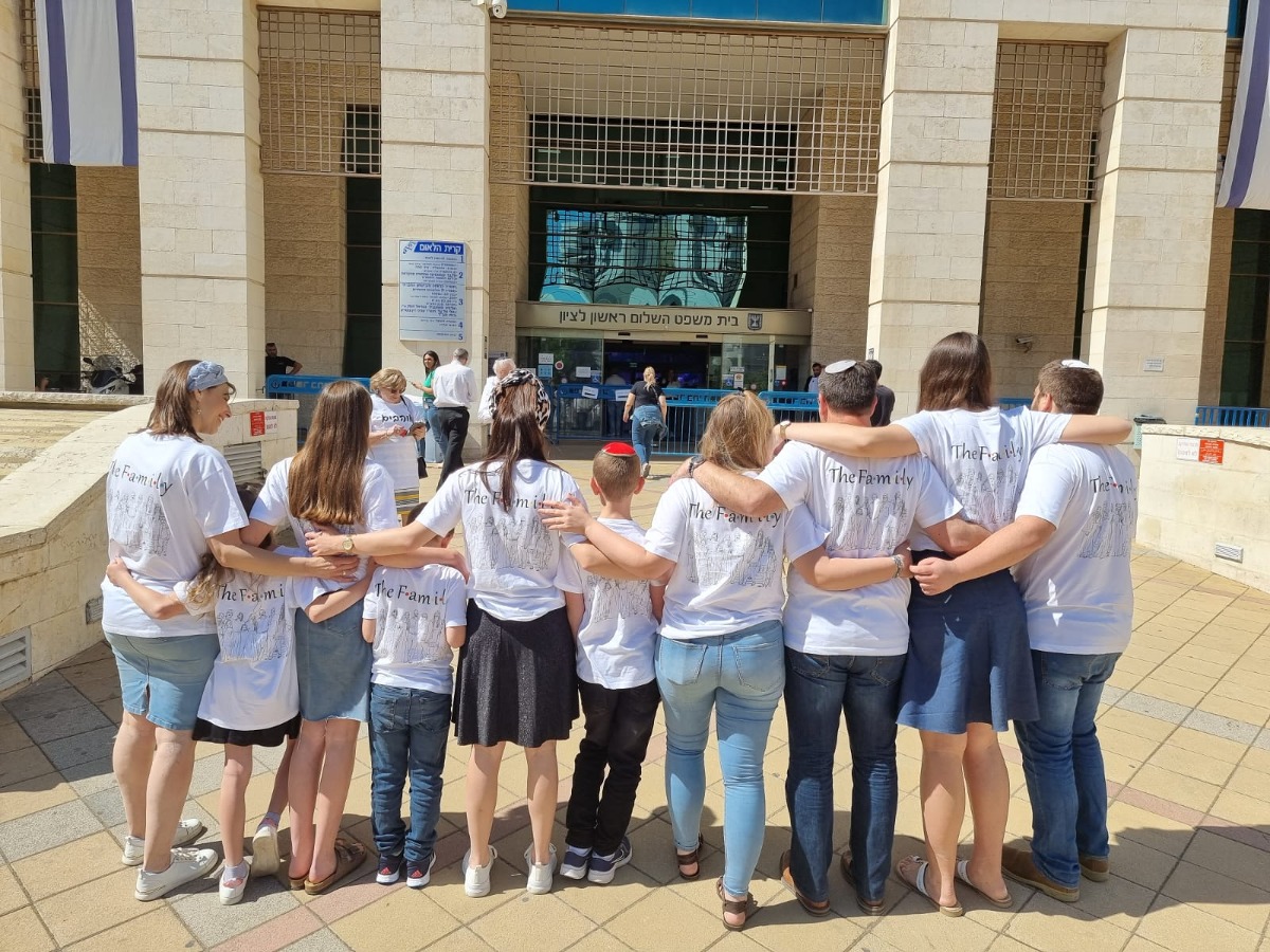 בית המשפט, רגע לפני האימוץ