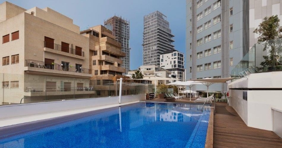 בריכה במלון