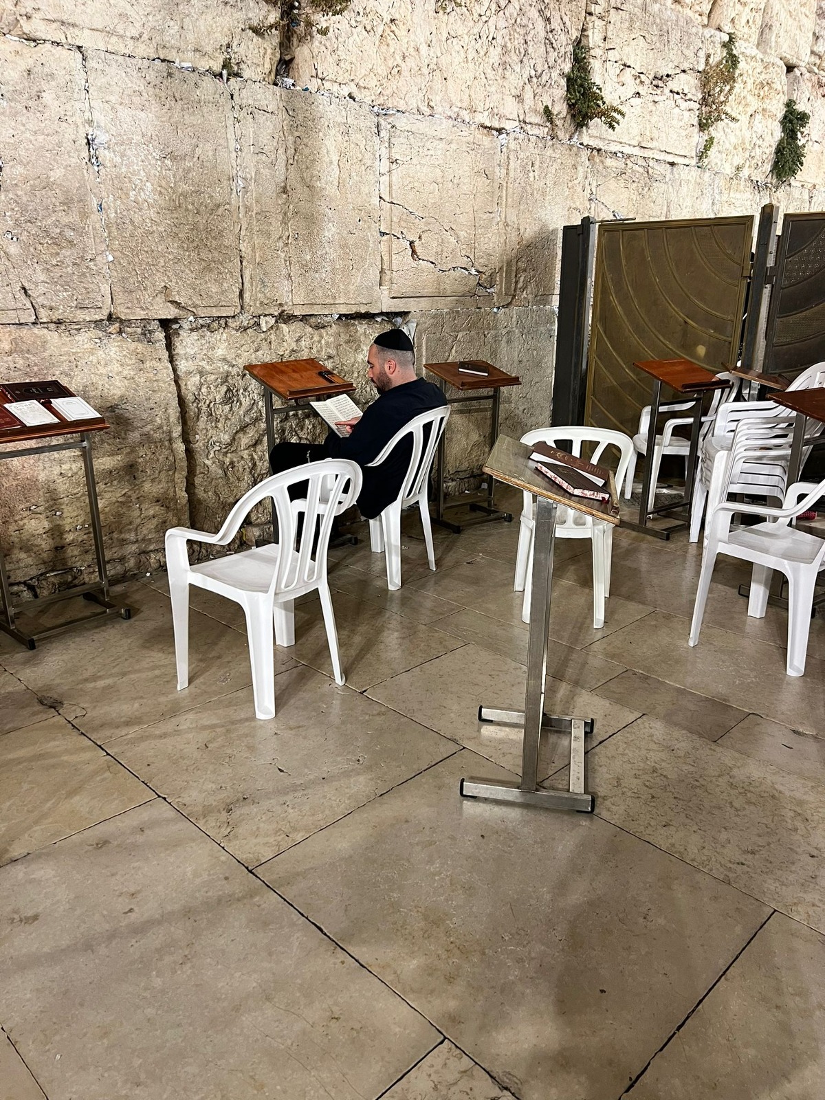 עומר אדם מתפלל