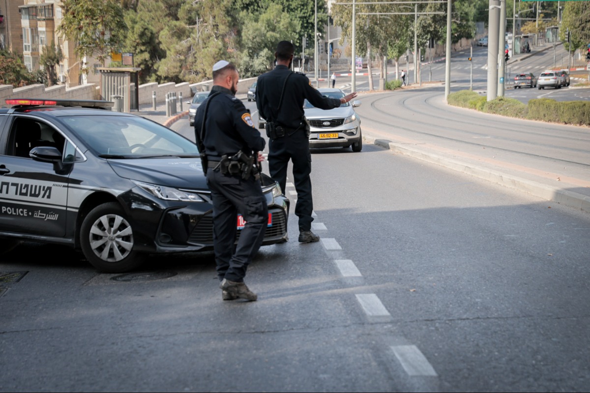 שוטרים בודקים מכוניות
