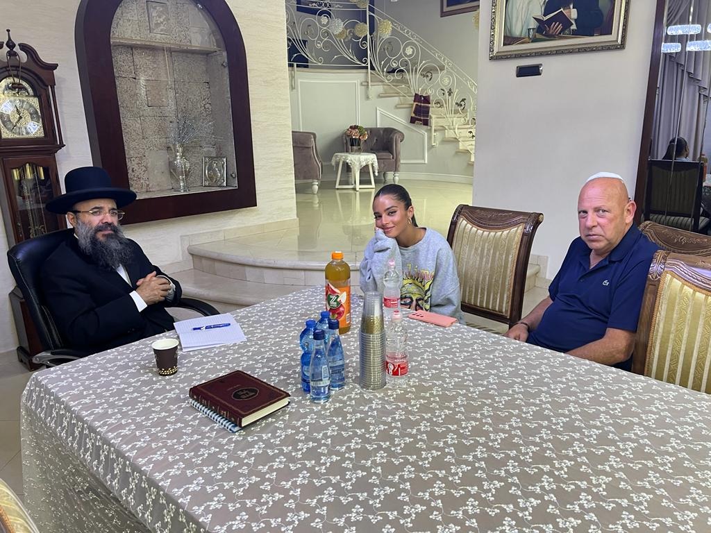 נועה קירל אצל האדמו"ר