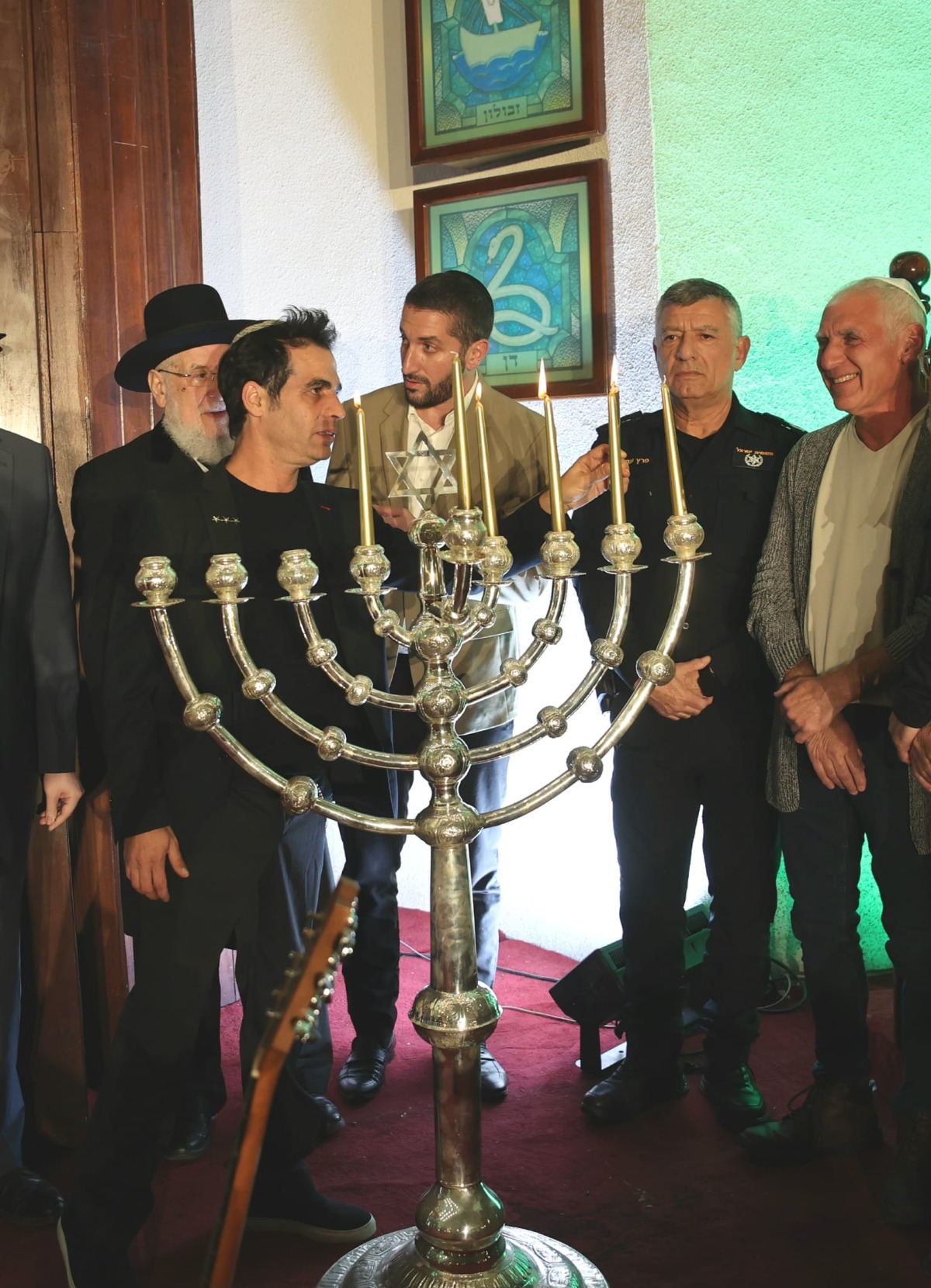 אביב גפן מדליק חנוכיה
