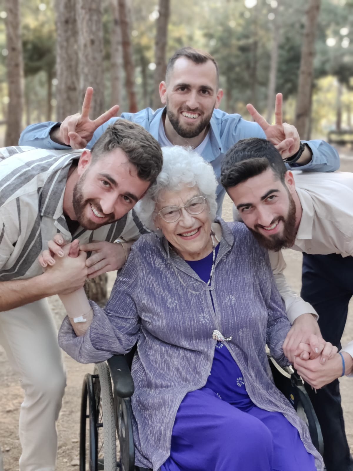 אבינתן אור עם האחים והסבתא