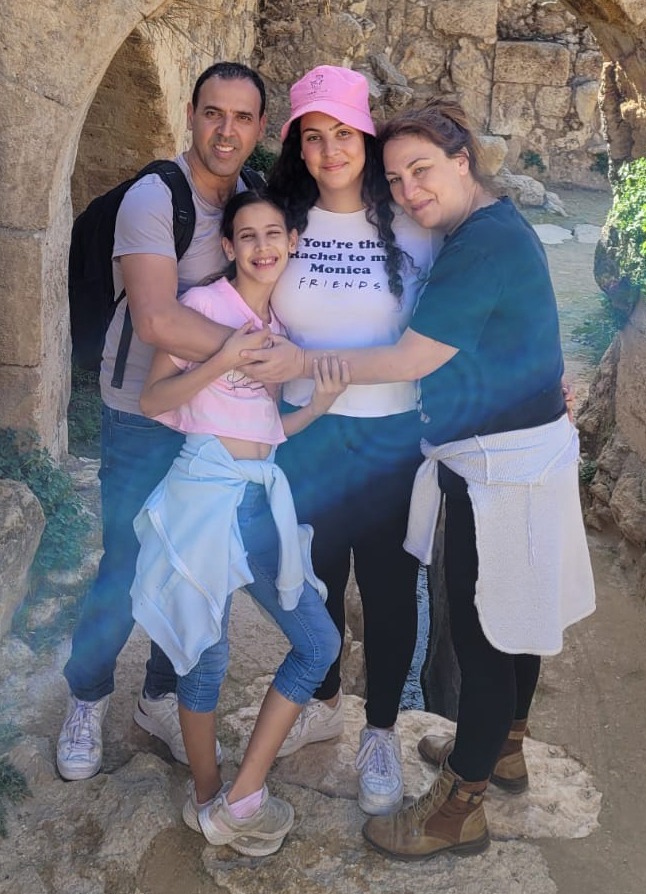 אלי שרעבי עם שתי בנותיו, יהל ונויה, שנרצחו
