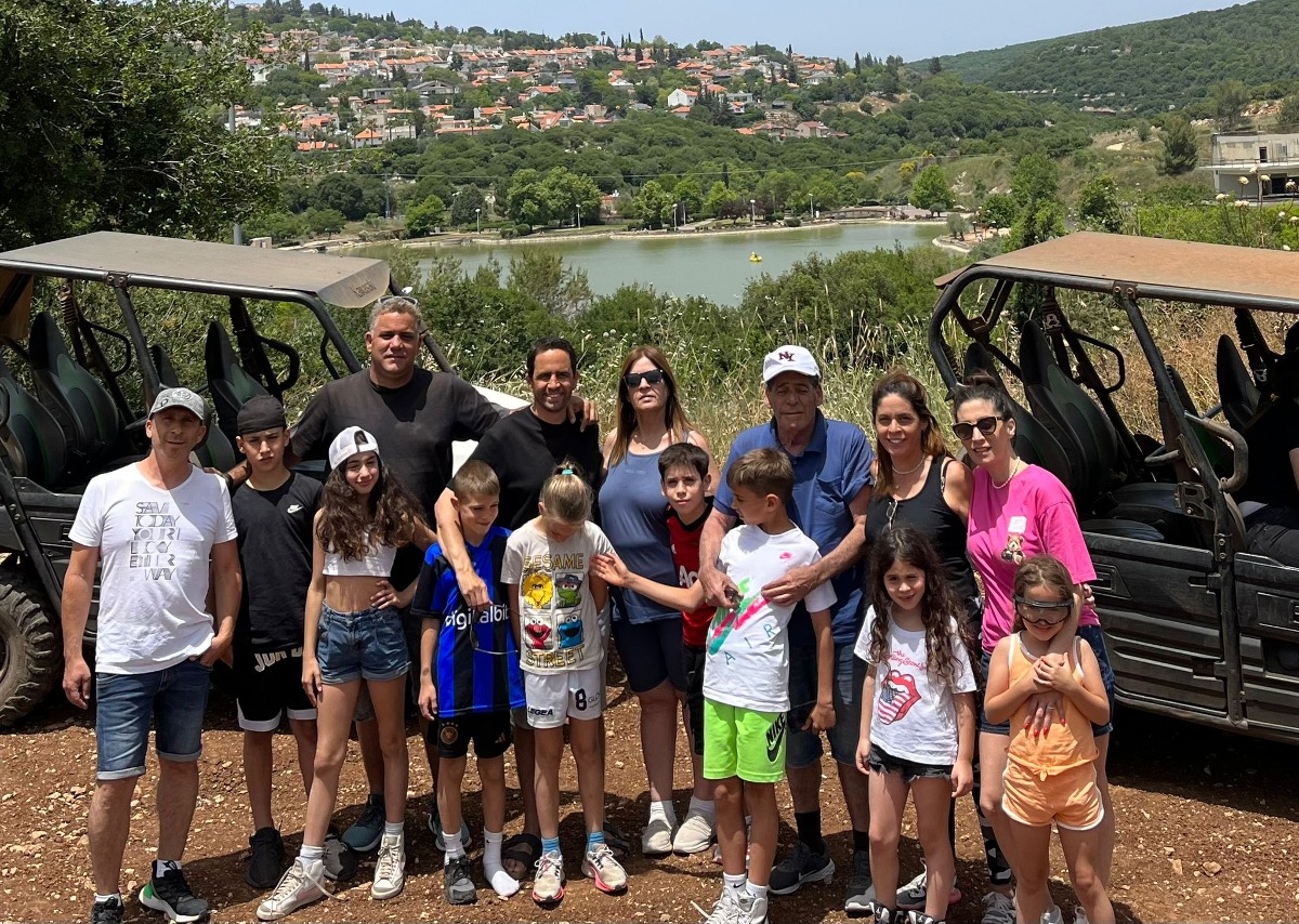 אלמוג בוקר ומשפחתו בצפון