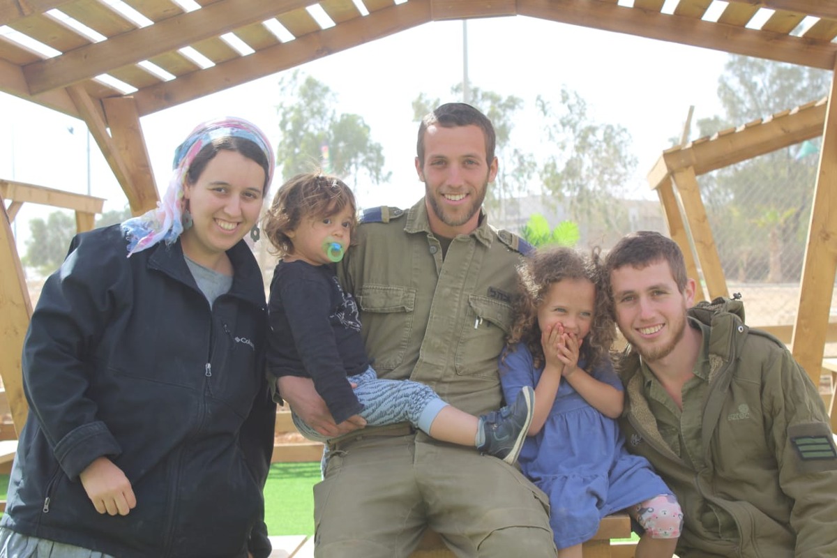 אמתי גרנות ז"ל עם האחיינים