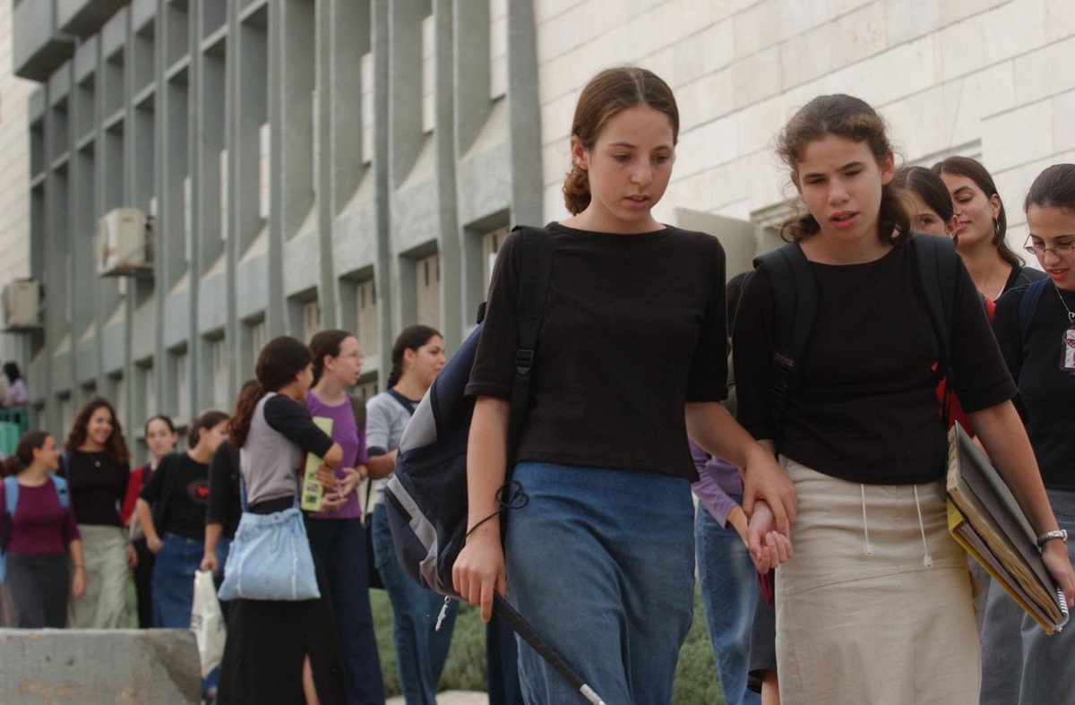 בחורות דתיות בתחילת שנות ה-2000. למצולמות אין קשר לכתבה