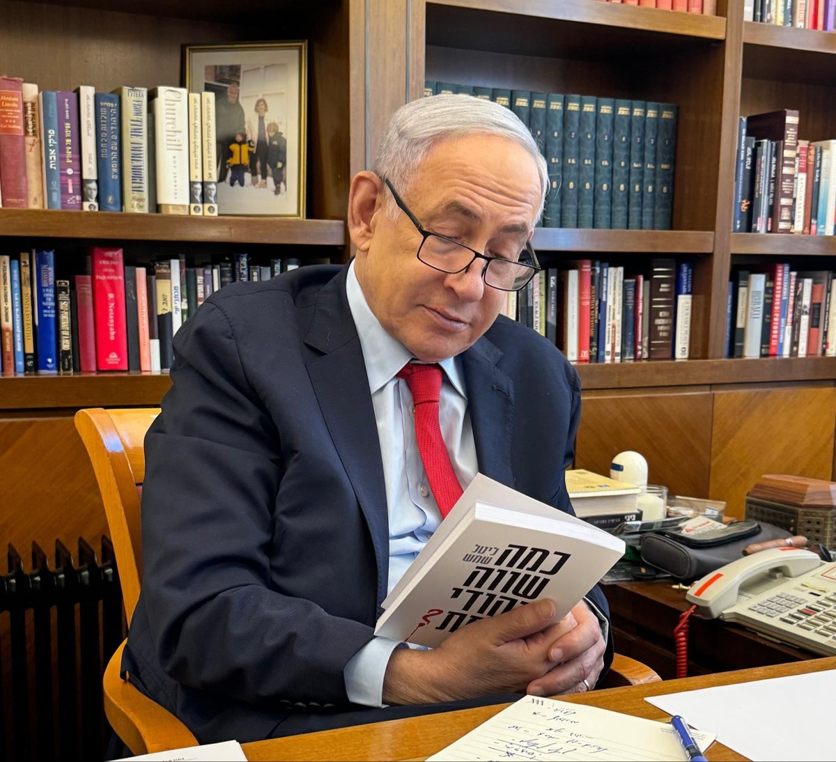 "הביקורת היא כלפי הממשלה". בנימין נתניהו עם הספר של ליטל שמש