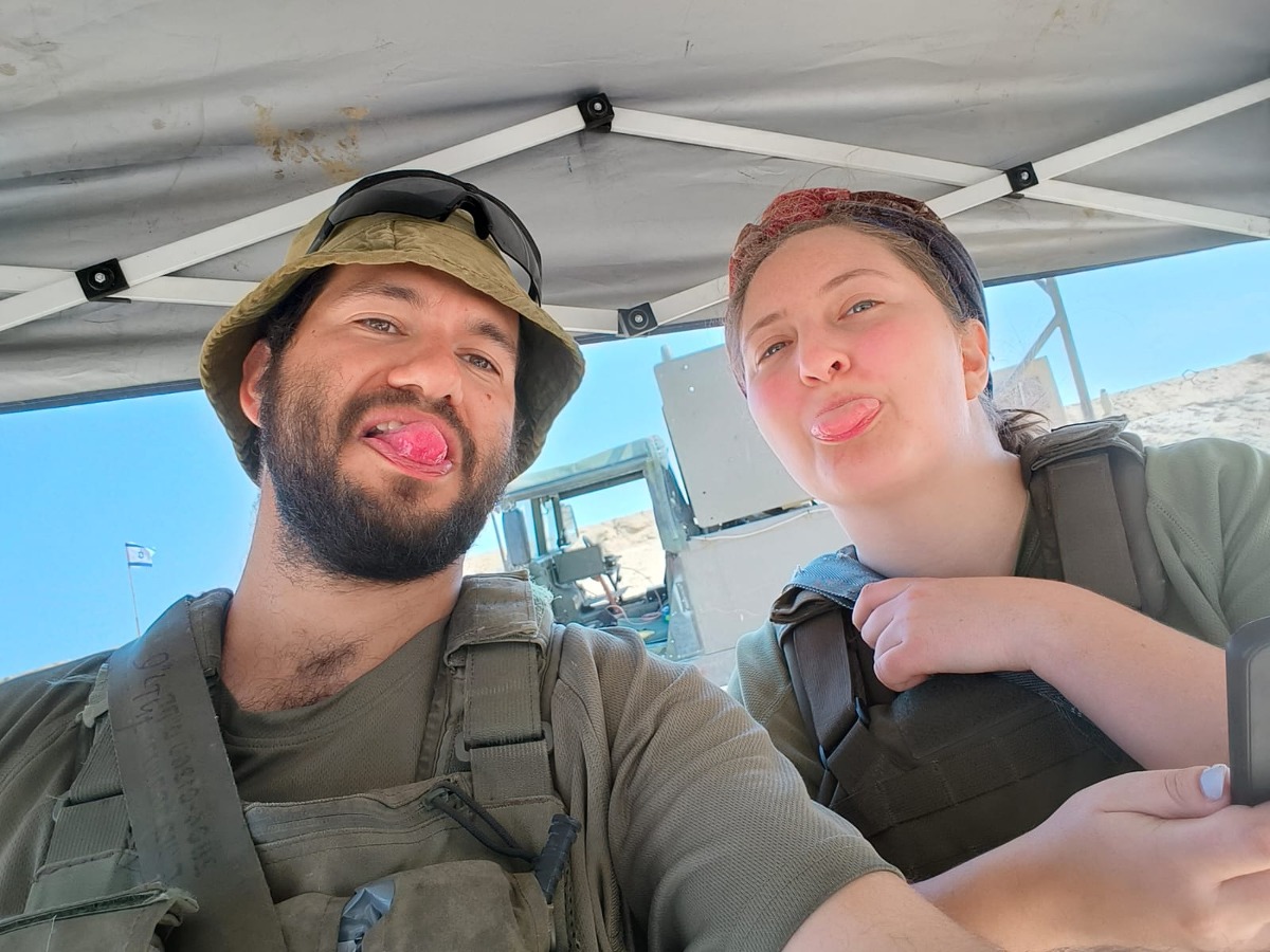 הדר ואריאל קורל חוגגים יום נישואין בעזה, 17 באוקטובר 2024