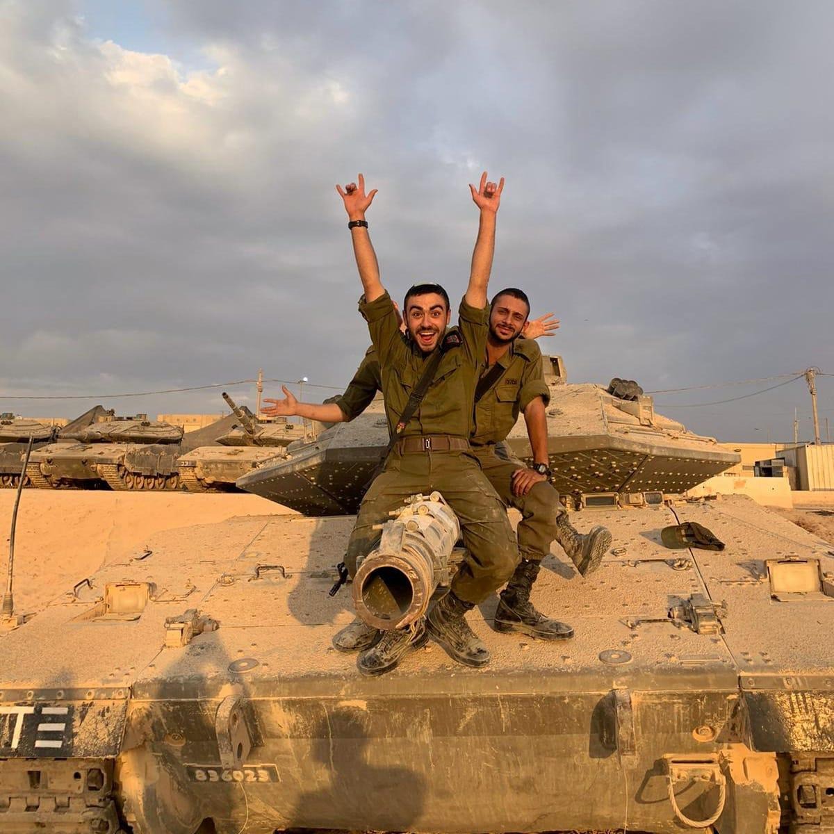 התעסק בעיצוב עוד לפני השחרור. 