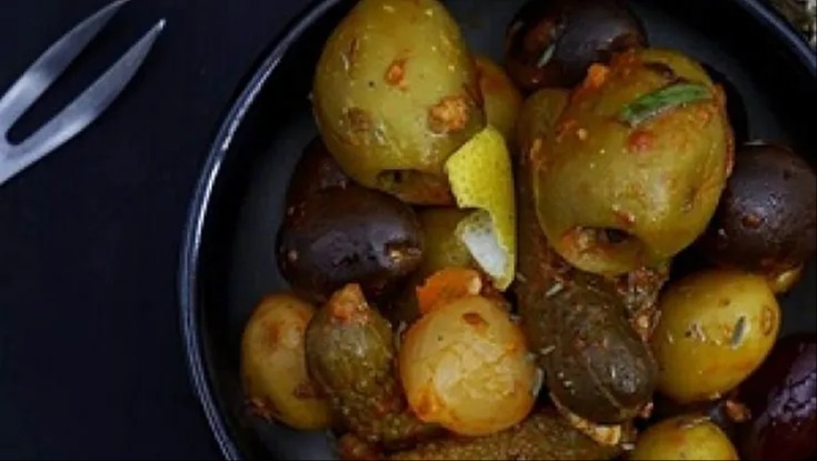 זיתים מוקפצים עם שום ובצל