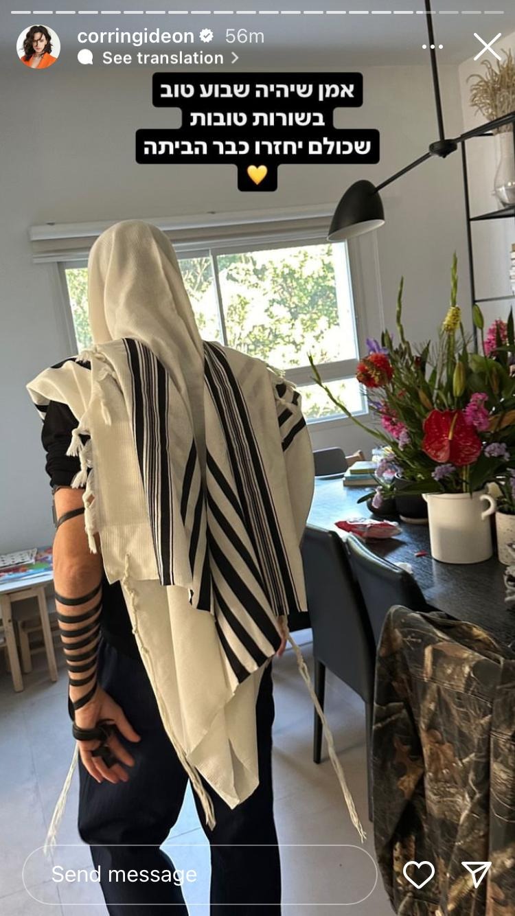 חילי סורוצקין מניח תפילין