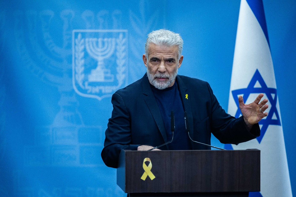 יאיר לפיד מדגמן את הזקן החדש