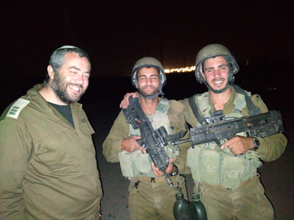 יאיר שושן ז"ל (ימין) עם שחר כהן (לידו)