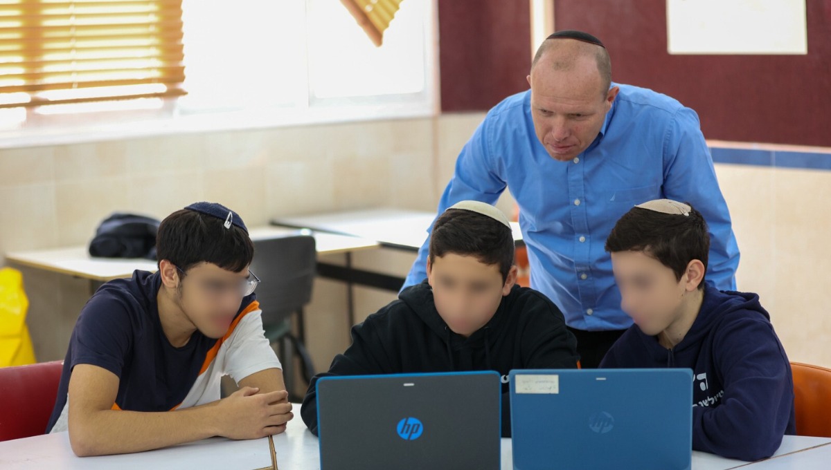 יוסי הרשקוביץ ז"ל עם תלמידיו. "בית הספר היה לו כבית שני"