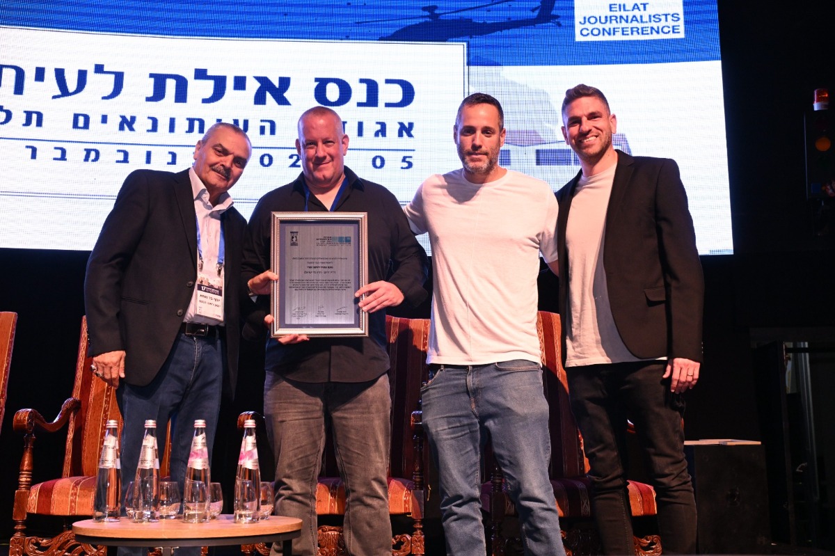 יותם זמרי ונועם פתחי מקבלים את הפרס