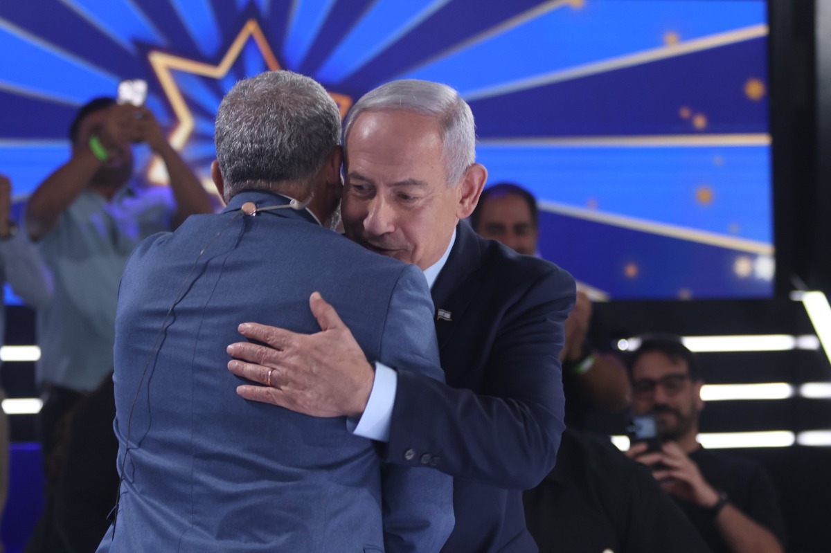 ינון מגל ונתניהו מתחבקים